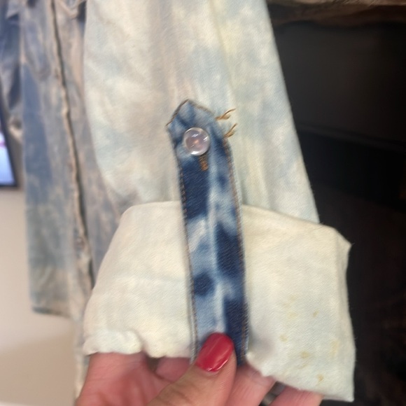 a’gaci blue and white high low button down shirt with rolled sleeves. Small - Picture 5 of 7